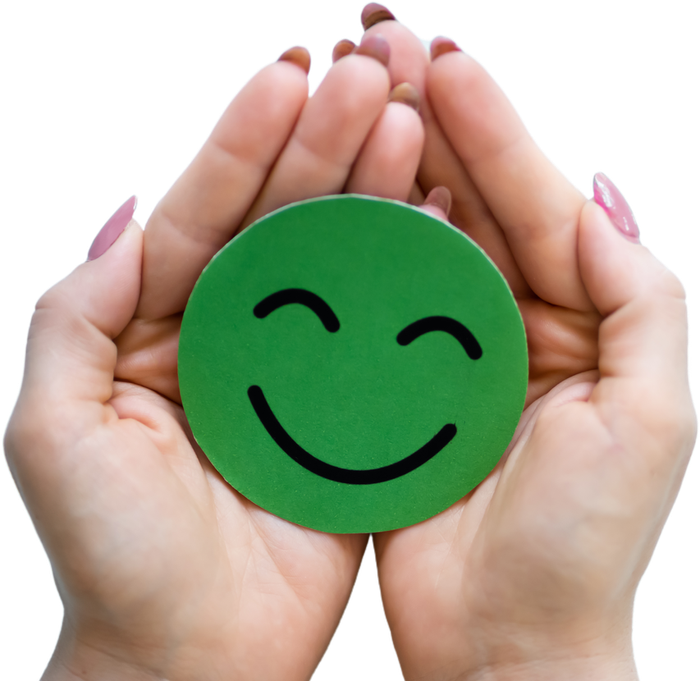 Zwei Hände halten liebevoll einen lächelnden grünen Smiley – Sinnbild für Zufriedenheit nach dem Coaching